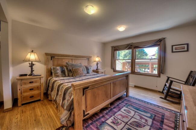 Building Photo - Beautiful home near bus route Breckenridge! 5 bedrooms and VIEWS!  Flexible Lease Terms