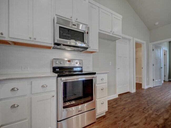 Building Photo - 240 Rose Dr