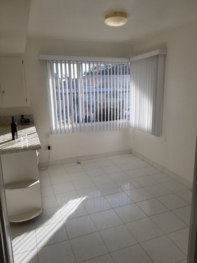 Building Photo - 333 W 33rd St