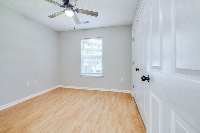 Building Photo - 3 Bedroom Springfield Home with Garage and Large Backyard