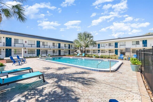 Building Photo - 2000 15th Ct NW