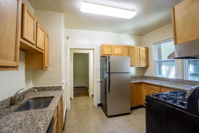 Building Photo - Available 6/1/26 Single Family Home Near C...