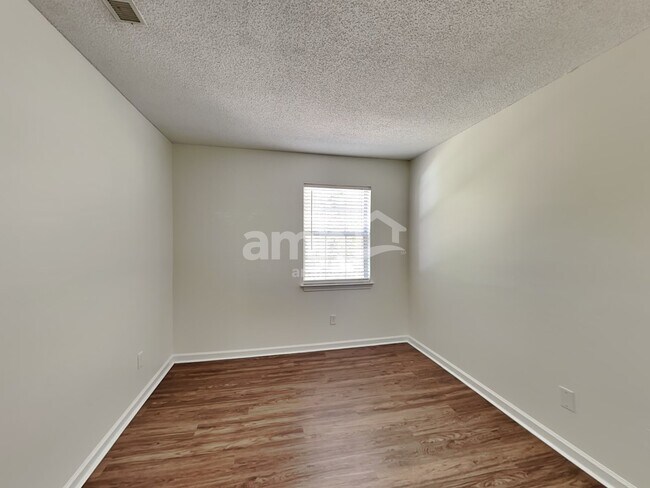 Building Photo - 3402 Mayhurst Dr