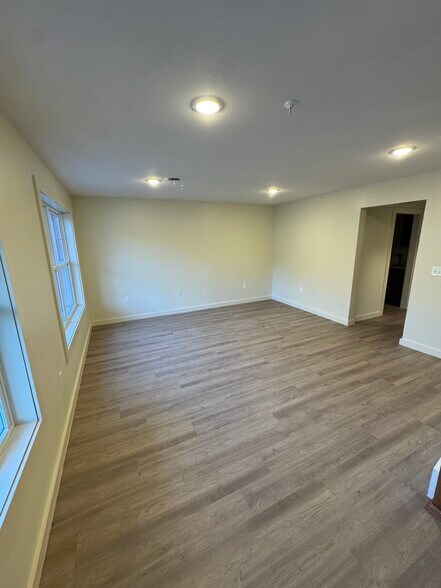 Building Photo - 6 Locust Ave