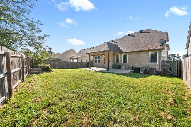 Building Photo - Pet Friendly Three Bedroom with Bonus in R...