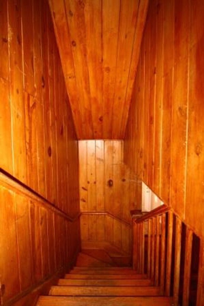 Building Photo - FOUR bedroom in Prime Location!