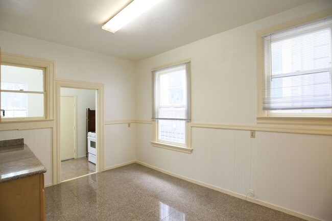 Building Photo - Full Flat with Carpet Floors, Ornamental F...