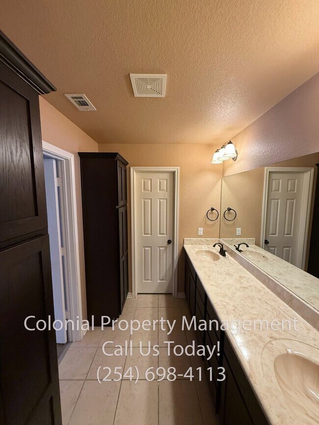 Building Photo - Available now 3 Bedroom 2 Bath Custom Home...
