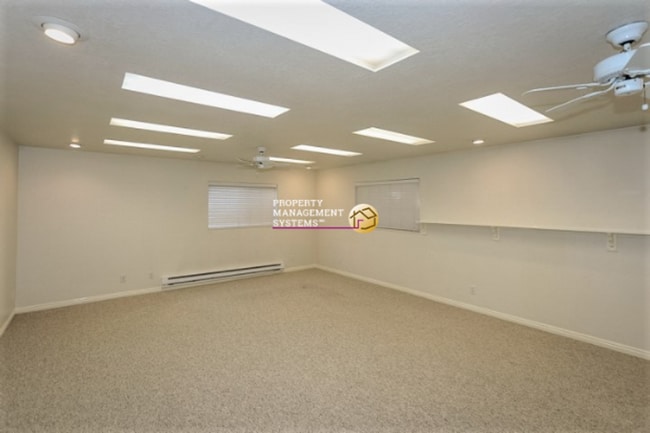 Building Photo - Spacious 4 Bedroom Murray Home