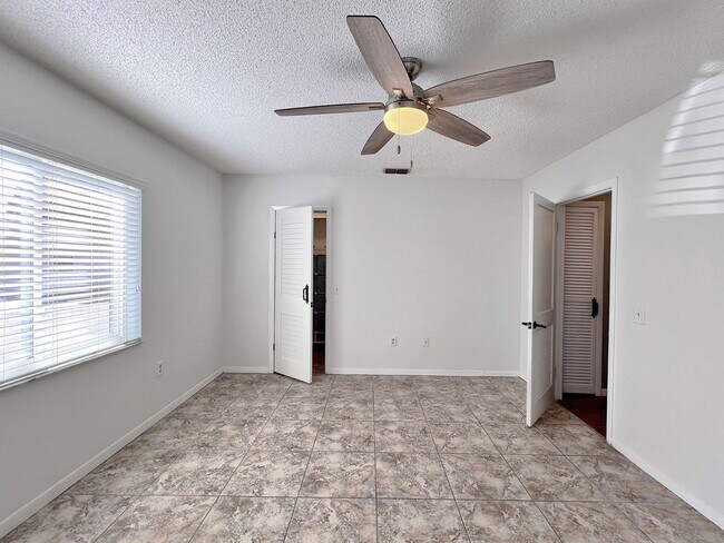 Building Photo - Two-Bedroom Home with Flex Room off Lake D...