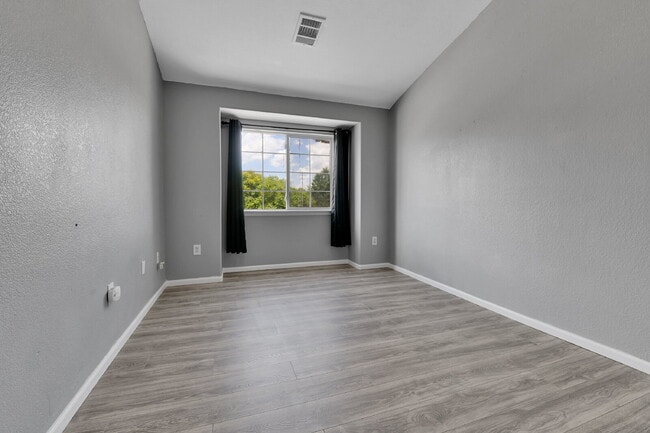 Building Photo - $2,100 - 2 Bed, 2 Bath Updated Townhome in...