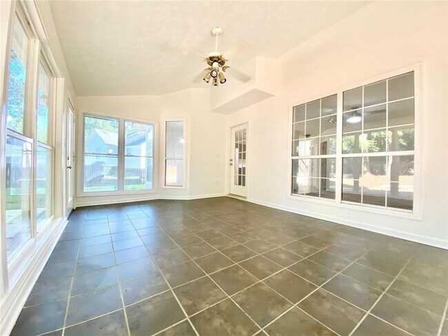 Building Photo - 640 Suwanee Lakes Cir NW