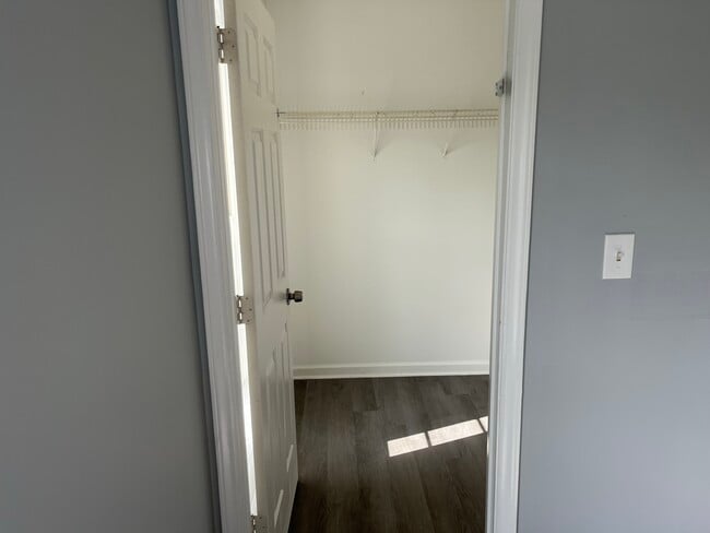 Building Photo - 408 Gladstone Dr