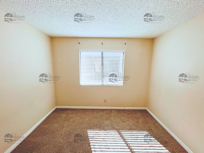 Building Photo - 3 Bed/2 Bath Two Story Townhome in Gated Community