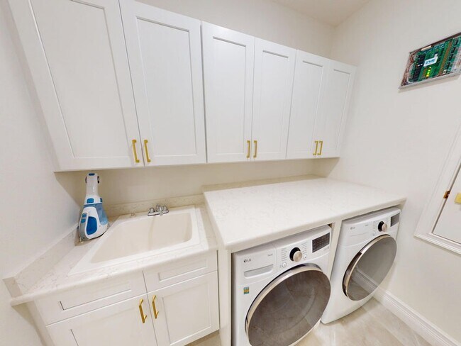 Building Photo - 409 SW Bradshaw Cir