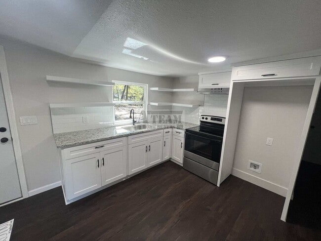 Building Photo - Beautiful Remodeled 3 Bed 1.5 Bath