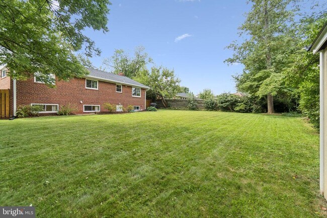 Building Photo - 7412 Farnum St