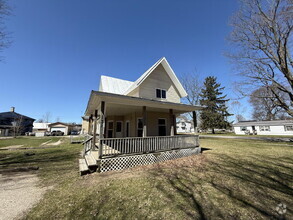 Building Photo - Howard City Multi-level 2BR