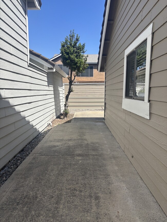 Building Photo - 2213 Camborne Dr