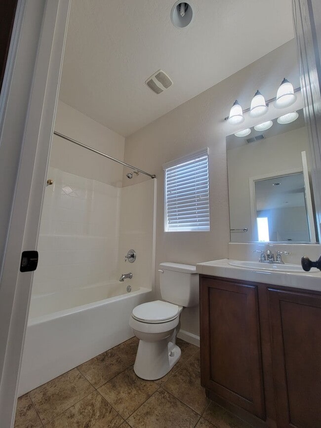 Building Photo - Beautiful 2 bedroom 2.5 bath home in Avalon Gated Community!!