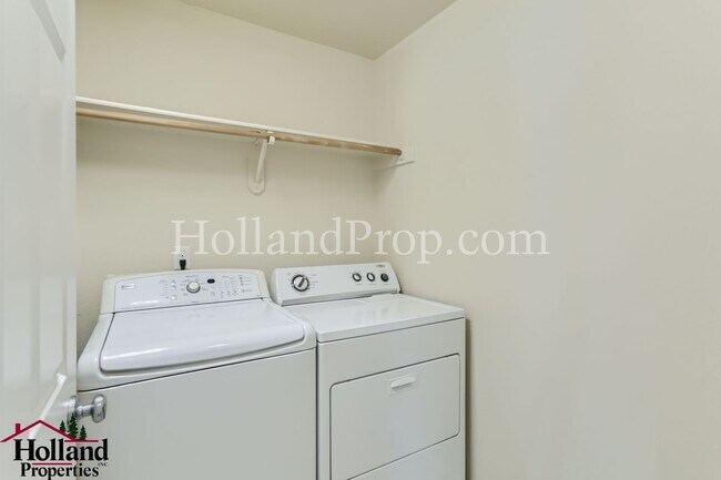 Building Photo - Beautiful 3 Bedroom Home with Community Pool, Hot Tub & 2-Car Garage in Hillsboro ** NEW PRICE $2...