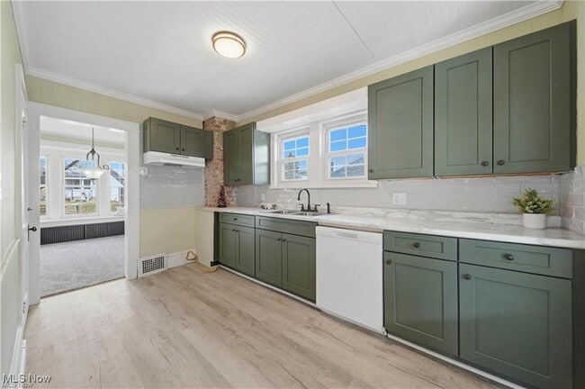 Building Photo - 437 Erie St