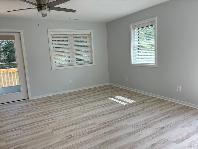 Building Photo - Available now for 12 month lease! 2150 per...