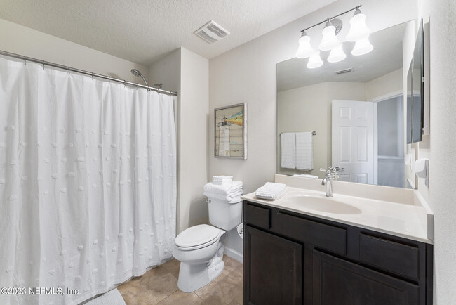 Building Photo - 6867 Roundleaf Dr