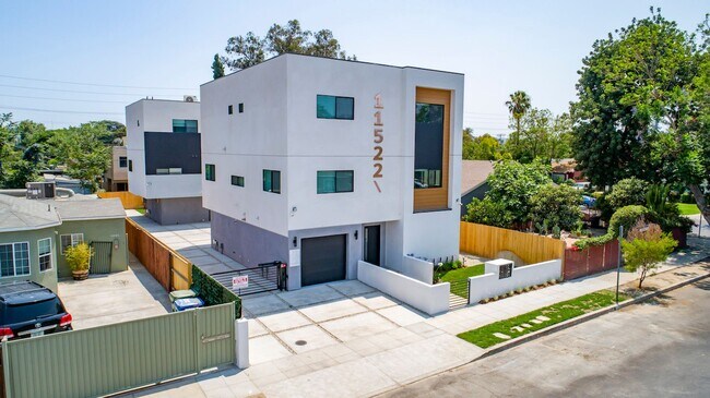 Primary Photo - 11516 Victory Blvd