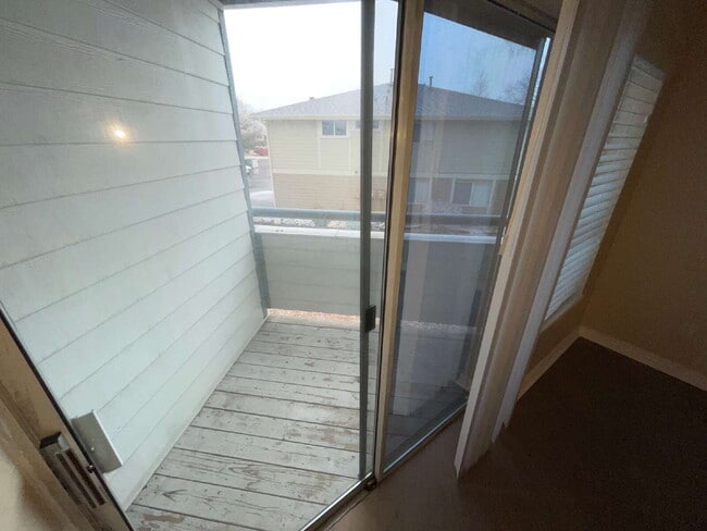 Building Photo - Updated 2 Bedroom, 2 Bath Condo (Available Immediately)