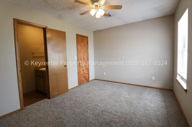 Building Photo - N Willow Dr Duplex