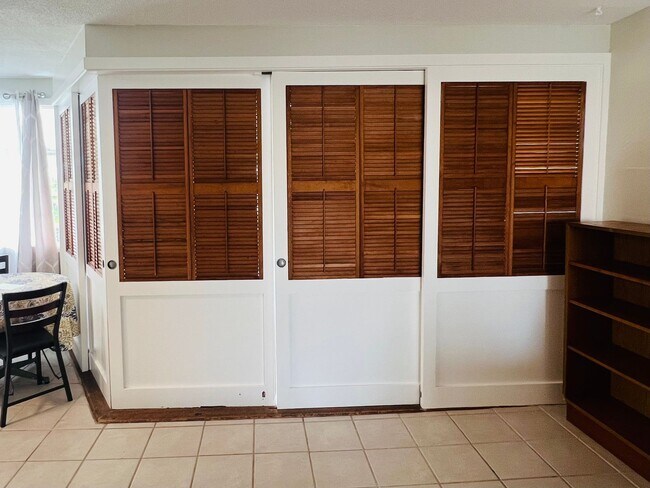 Building Photo - Charming & Breezy 1-Bedroom 1-Bath Hawaiiana Retreat