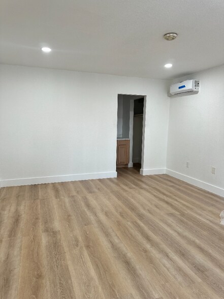 Building Photo - 1078 E White Mountain Blvd