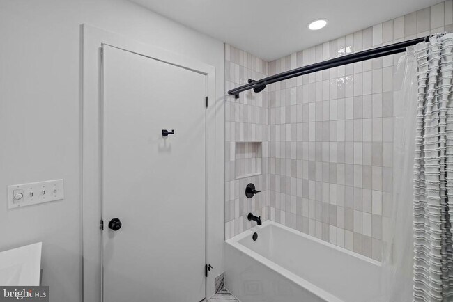 Building Photo - 5510 Beach Dr