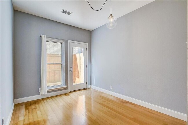 Building Photo - 1307 Kinney Ave