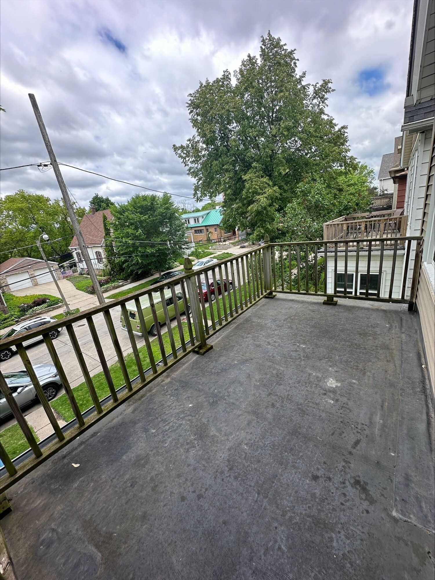 Deck - 2622 N Newhall St
