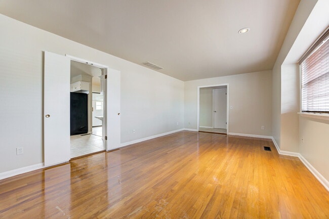 Building Photo - 5000 N Linn Ave