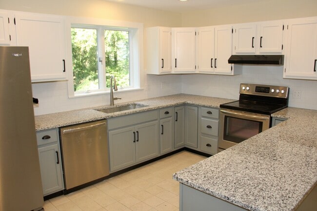 Building Photo - 202 N Ridge Run