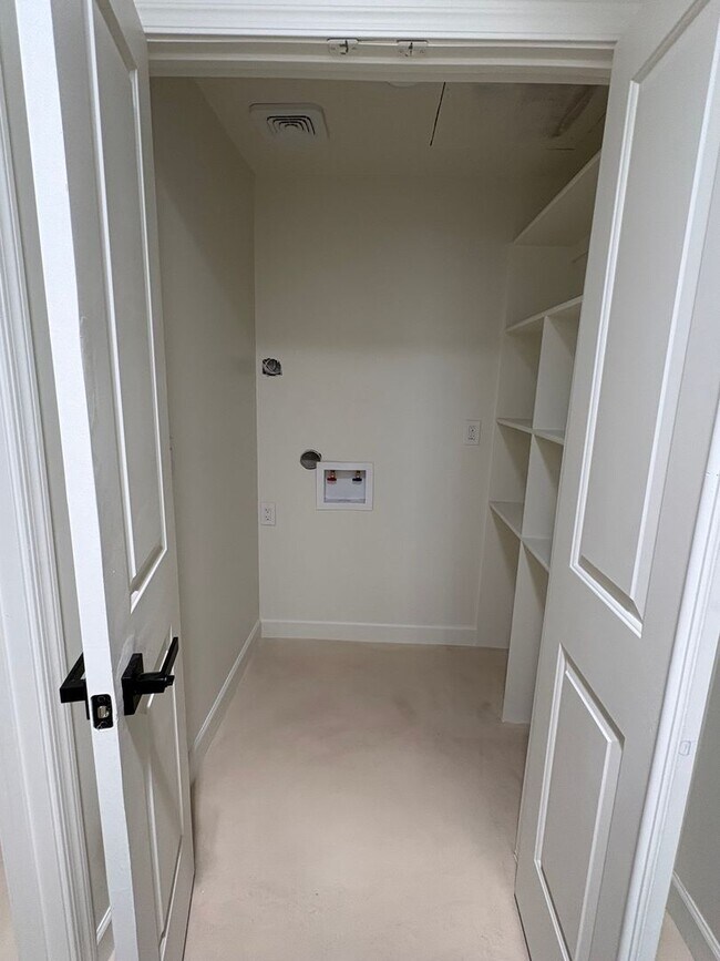 Building Photo - 3 Bedroom 2 Bath by Reid Park !