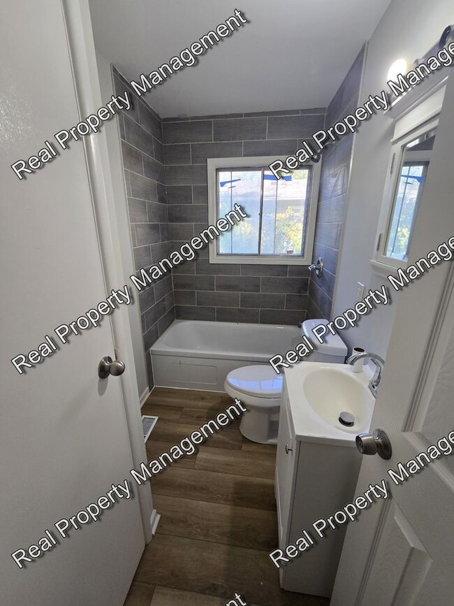 Building Photo - Updated 3 Bedroom Ranch