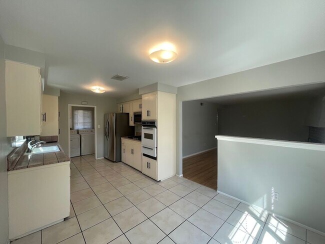 Building Photo - BEAUTIFULLY UPDATED 3 BEDROOM 2 BATH HOME ...