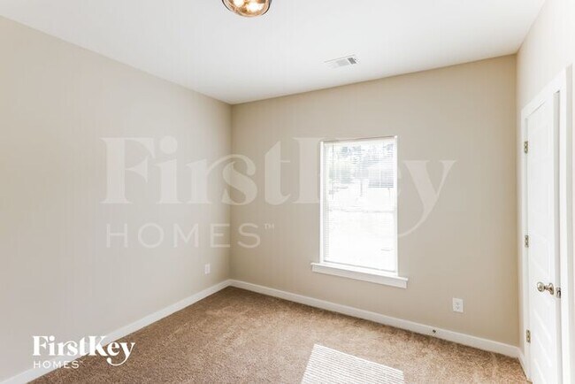 Building Photo - 128 Lakewood Ln