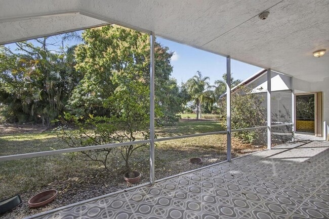 Building Photo - 1940 S Club Dr