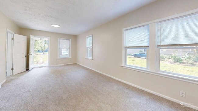 Building Photo - 3-Bedroom / 1.5 bath Single-Family Home