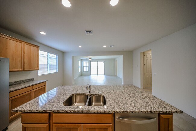 Building Photo - 4 Bedroom + Den in Foothills at Northpointe