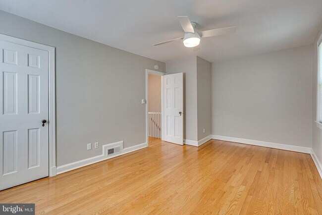 Building Photo - 425 E Luray Ave