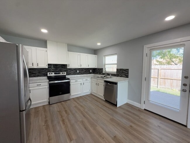 Building Photo - 8917 Vernon Dr