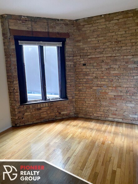 Building Photo - 604 W Surf St
