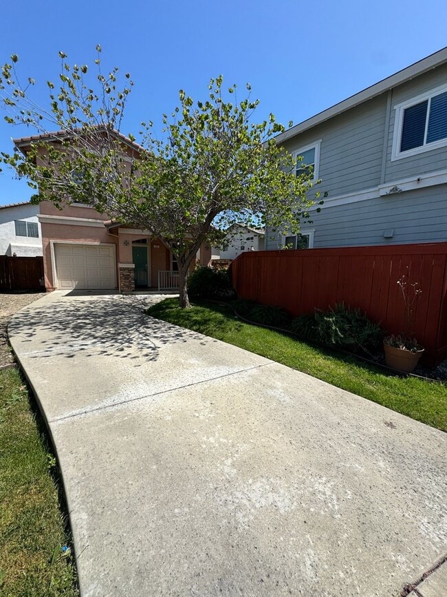 Building Photo - THREE BEDROOM TWO AND A HALF BATH POOL USE SEE VIDEO