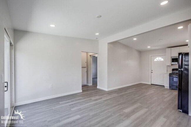 Building Photo - Remodeled 2Bdm 1Ba Apartment with Spacious Yard in La Mesa